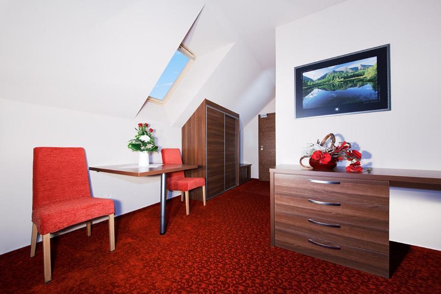 Cerna Louze Hotell Branžež Rum bild